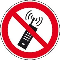 P18 Запрещается пользоваться мобильным(сотовым) телефоном или переносной рацией (Пленка 200 X 200)	